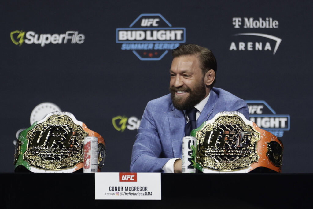 UFC 329 - press conference, PK, Pressekonferenz LAS VEGAS, NV - JULY 2: Conor McGregor interacts with the crowd at the UFC 329 Press Conference at the T-Mobile Arena on July 9, 2026 in Las Vegas, Nevada, United States. Photo by Alejandro Salazar/PxImages Las Vegas T-Mobile Arena Nevada USA Copyright: xAlejandroxSalazarx