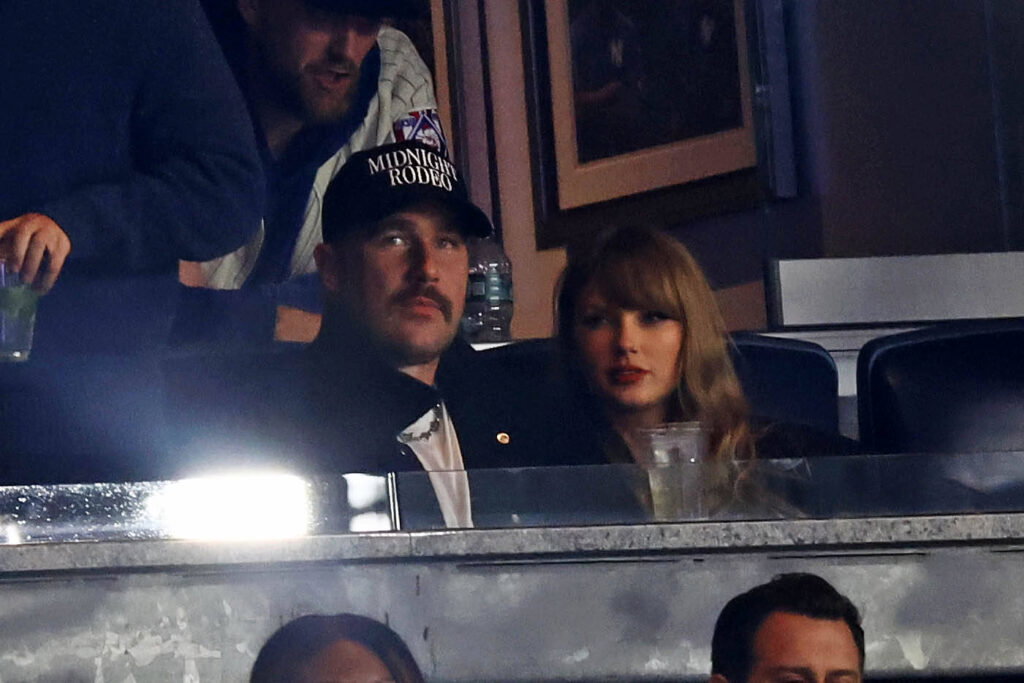 Baseball, MLB, Playoffs, New York Yankees - Cleveland Guardians, Taylor Swift und Travis Kelce MLB, Baseball Herren, USA ALCS-Cleveland Guardians at New York Yankees Oct 14, 2024 Bronx, New York, USA Recording artist Taylor Swift and Kansas City Chiefs tight end Travis Kelce watch game one of the ALCS for the 2024 MLB Playoffs between the New York Yankees and the Cleveland Guardians at Yankee Stadium. Bronx Yankee Stadium New York USA, EDITORIAL USE ONLY PUBLICATIONxINxGERxSUIxAUTxONLY Copyright: xVincentxCarchiettax 20241014_pjc_cb6_277
